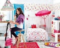 bright-teenage-girl-room-interior-with-handmade-details-1-200x160-7706071