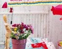 bright-teenage-girl-room-interior-with-handmade-details-4-200x160-7798629