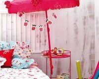 bright-teenage-girl-room-interior-with-handmade-details-5-200x160-9836599