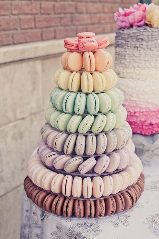 sweet-wedding-decor-pyramid-from-biscuits-9677960